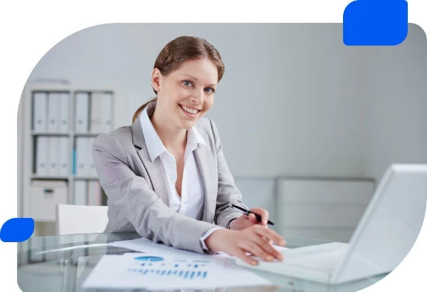 mujer en su escritorio